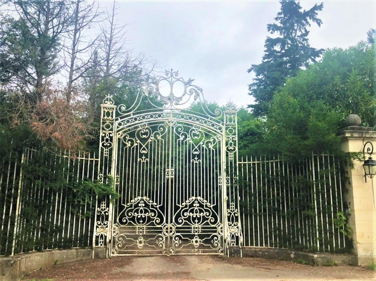 Chateau Du Boulay Morin Le Boulay-Morin Extérieur photo Entrance gates to the former estate of the Duke of Grafton